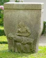 KapellenkreuzeSockelImKirchengarten-klein-04